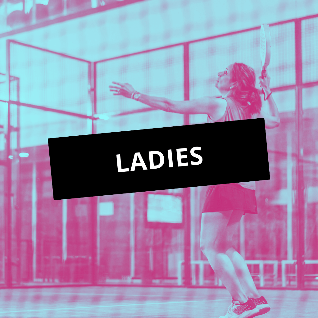 Une joueuse de padel en action sur le court, énergie et convivialité à Marseille